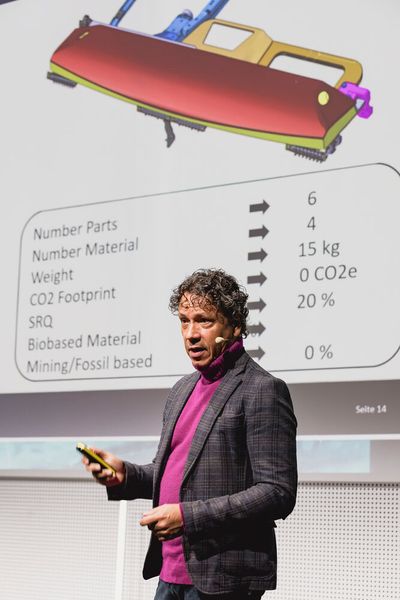 Der Projektleiter für Circular Economy stellte einen Ansatz vor, mit dem Nachhaltigkeit und Leichtbau mit Strukturbauteilen aus Holz gelingt. (Bild: Stefan Bausewein - VCG)