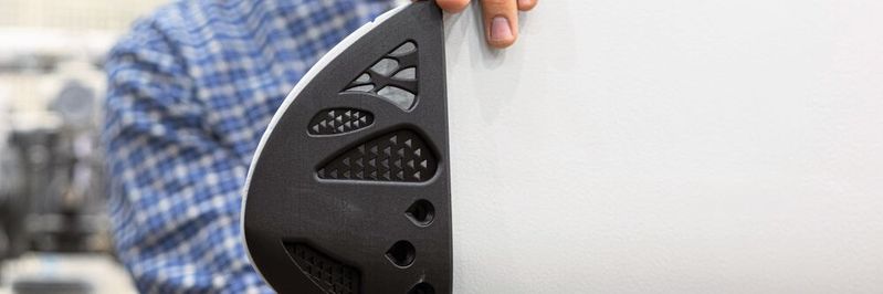 Die Herstellung der Top-Center-Markierungswerkzeuge würde mit herkömmlichen Methoden fünf Wochen in Anspruch nehmen. Mit 3D-Druck konnte die Produktion jedoch auf wenige Stunden verkürzt werden. Zudem wiegen die neuen Teile 85 Prozent weniger und sind deutlich günstiger.(Bild:  Vestas)