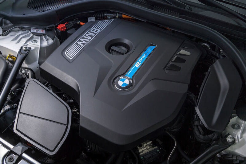 Unter der Haube weist ein blauer Streifen auf die Elektro-Unterstützung hin. (BMW)