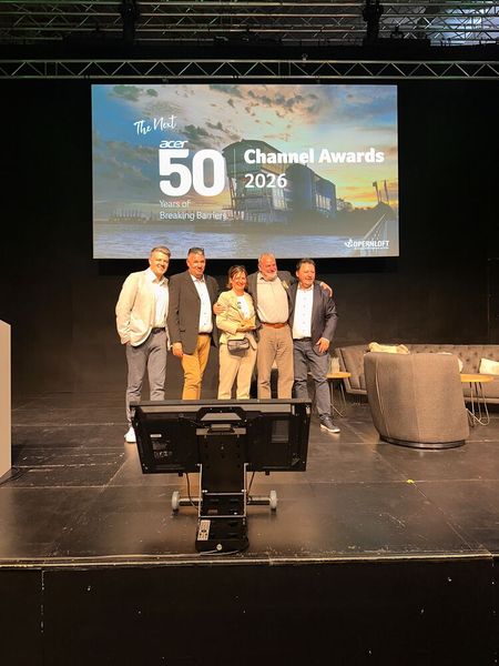 Das Bechtle Stuttgart Team Anja Wegmann und Steffen Kleindienst gewann einen Award in der Kategorie „Industrie“ (Bild: Vogel IT-Medien)