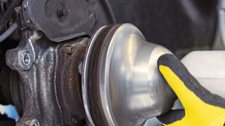 Das Entrosten der Planflächen ist mit einer Schleifglocke schnell erledigt. (Bild: www.zstudio.de)