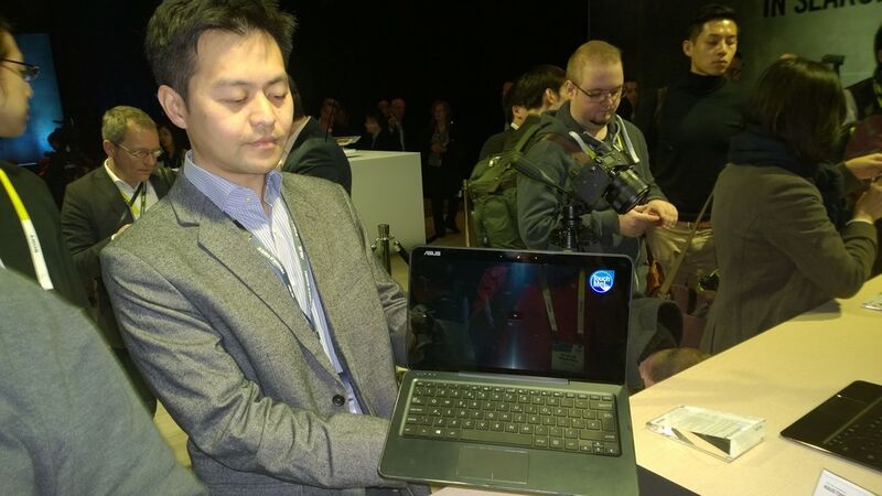 Auch mit Keyboard ist das Core-M-Tablet ein Leichtgewicht: Es bringt laut Asus 1.445 Gramm auf die Waage. (Bild: Asus)