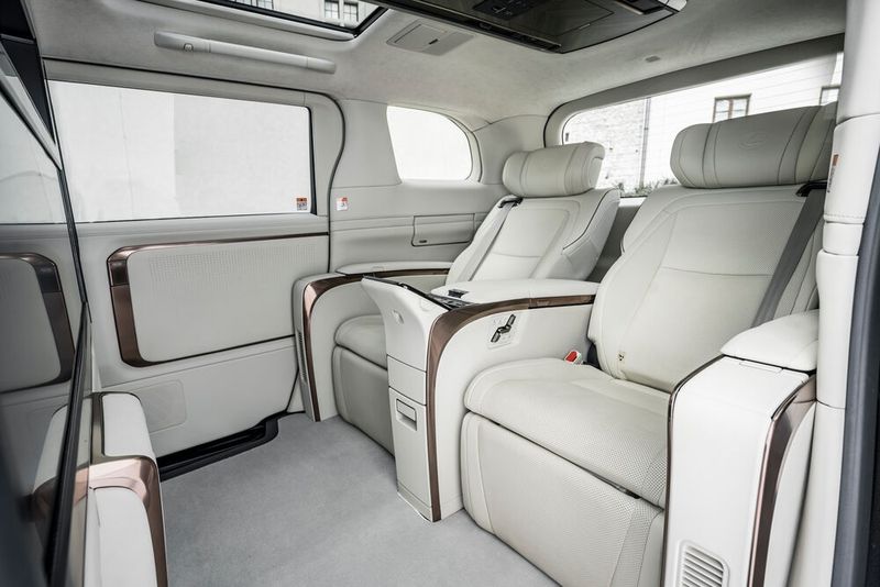 Auf den beiden Luxussitzen des LM kann man es sich so bequem wie in kaum einem anderen Pkw machen. (Bild: Lexus)