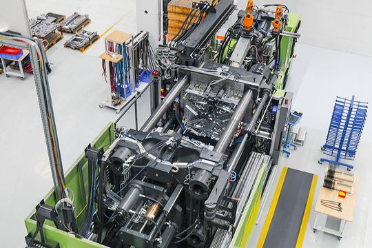 Pour l'entreprise de fabrication d'outils Pfaff, un accès aisé à la salle des outils n'est pas une simple question de confort, mais un facteur de productivité et de qualité. C'est notamment lors des phases d'échantillonnage, d'optimisation et de maintenance qu'il est déterminant pour le temps, la précision et la rentabilité. Une vue plongeante de l’Engel Duo 1000, ici équipée d’un outil à plateau tournant complexe, illustre bien ce point.(Bild:  Ange)