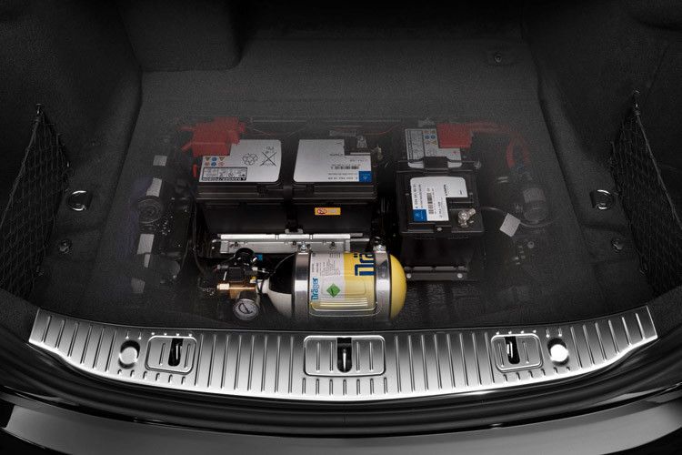 Gegen Giftgasangriffe soll eine Frischluftanlage schützen, die im Kofferraum verbaut ist. (Foto: Daimler)