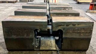 Die fertigen Brennzuschnitte, die in der Schiffsspanten-Biegemaschine der Hausler AG die zu biegenden Profilwerkstücke führen und die Kraft der Schwingen auf sie übertragen. (Bild: Jebens)