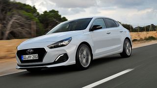 Nach dem kompakten i30, dem familienfreundlichen i30 Kombi und dem sportlichen i30N, bringt Hyundai mit dem i30 Fastback nun auch eine Limousine ins Programm. (Hyundai)