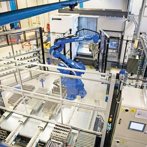 Spezielle Software vernetzt die Okuma Multus U3000 mit dem Roboter, einem externen Werkzeugmagazin und dem Produktionsplanungssystem von Sandvik Coromant.