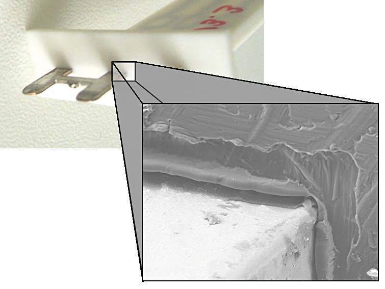 Bild 1: Aufgrund fehlender Affinität zwischen Metall und Kunststoff führt nicht jedes Umspritzen zu einem mediendichten Verbund. Die Folge ist eine Spaltbildung. (Archiv: Vogel Business Media)