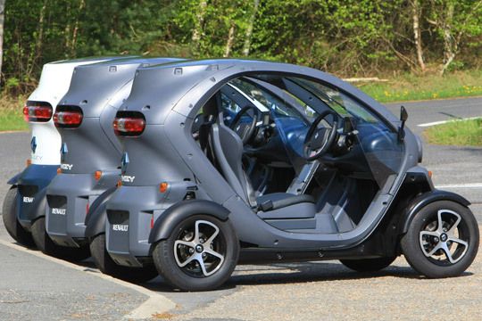 Ohne wasserdichte Karosserie und ohne Heizung könnte es der Twizy bei den Kunden schwer haben. Er wird sich womöglich als Zweitwagen oder in Car-Sharing-Projekten etablieren.   (Archiv: Vogel Business Media)