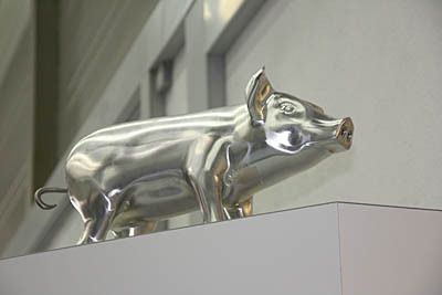 Ob das von Hermle gefertigte Glücksschwein zum Firmenergebnis 2010 beigetragen hat? (Archiv: Vogel Business Media)