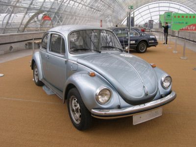 „Schimanski“ Götz George bekam diesen VW Käfer 1976 von seiner Mutter Berta Drews, die sich das Fahrzeug vom Munde abgespart hatte. (Archiv: Vogel Business Media)