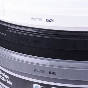 Und absolut scharf gelingt der Druck von Produktinformationen, Codes und vielem mehr in Kleinschrift, wenn man zum REA JET SC 2.0 greift, wie REA Elektronik auf der Fakuma 2023 in Halle 4 beweisen wird.(Bild:  REA Elektronik)