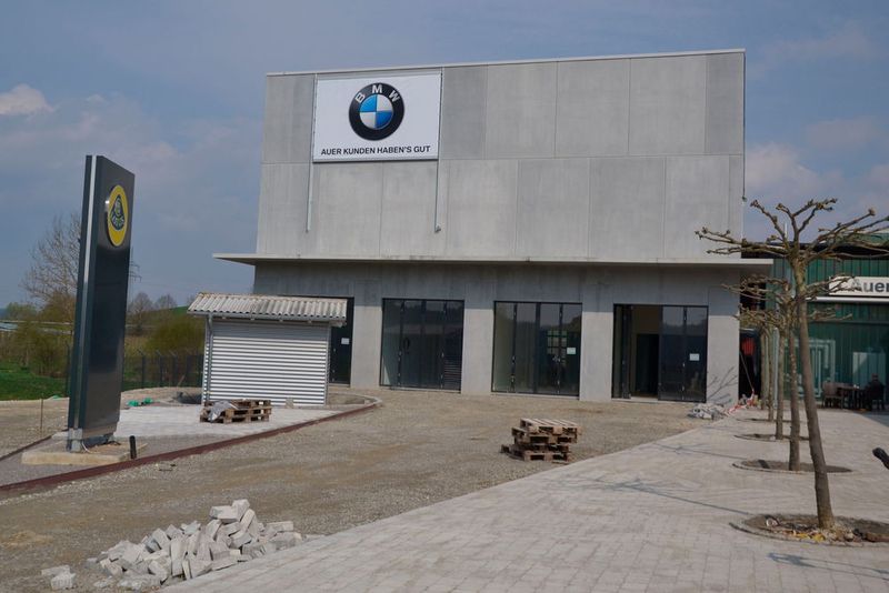 Im Zuge des Jaguar-Land-Rover-Neubaus hat die Auer-Gruppe auch in eine separate Auslieferungshalle investiert. Es gibt vier markenexklusive Boxen und eine Wartehalle für die aufbereiteten Neuwagen. (Mauritz / »kfz-betrieb«)