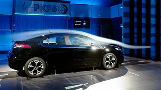 Der TÜV Nord hat den vom Forschungsinstitut für Kraftfahrwesen und Fahrzeugmotoren Stuttgart betriebenen Fahrzeug-Windkanal ür WLTP-Messungen zertifiziert. (FKFS)