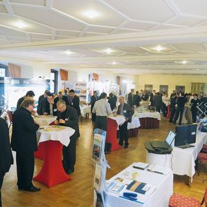 In den Vortragspausen blieb immer viel Zeit für Diskussionen oder um sich bei den Ausstellern zu informieren.(Bild:  Mühlenkamp)