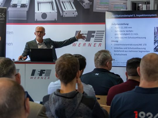 Thomas Hettich – hier bei einem Vortrag während der Innovationstage bei IEF-Werner im November 2025 – verantwortet den Produktbereich für Linearachsen und motorische Drehtische. (Bild:  IEF-Werner)