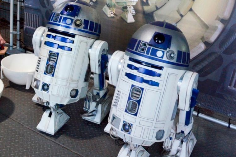 R2D2 – R2 Builders Club (Stand: 40): R2D2, den kleinen Star-Wars-Droiden einmal live zu sehen und nicht nur auf Fotos oder Kinoleinwänden – ein Traum für richtige Modellbauer und Star-Wars-Fans. Der R2 Builders Club ist weltweit im Internet tätig und hilft mit vielen Hinweisen und Bauanleitungen dabei, einen eigenen Droiden zu bauen. Ein R2D2 mit vielen Licht- und Soundeffekten kurvt bestimmt auch auf den Freiflächen der Ausstellungshallen umher. Hier kann man vor einem großen Hintergrund auch eigene Fotos mit dem Sympathieträger aus fernen Welten machen. Anfassen und Spaß haben ist ausdrücklich erwünscht, lachende Kinderaugen garantiert. Ebenso zur Vorstellung des Clubs gehören auch unterschiedliche 3D-Drucker. Hier wird gezeigt, wie man mit Hilfe modernster Technik eigene Teile konstruieren, drucken und anschließend verwenden kann. Häufig werden diese Teile auch genutzt, um anschließend mit einer Abformtechnik aus Silikon und einem Gießharz neue Teile herzustellen. Fragen zu den Themen werden an dem Stand des R2 Builders Clubs gerne beantwortet.  (Astromech)