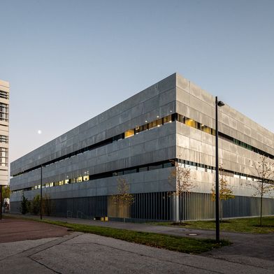 La vista exterior del nuevo edificio provisional del Departamento de Física de la TUM. (Imagen:Astrid Eckert / TUM)