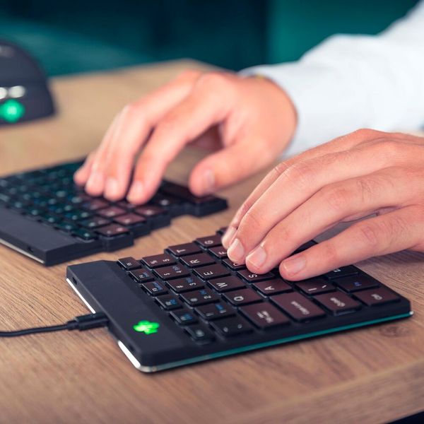 Die LED wechselt die Farbe – wie eine Ampel: Wenn die Ampel auf Grün schaltet, bedeutet dies, dass der Anwender auf gesunde Weise arbeitet. Orange bedeutet, dass es Zeit für eine kurze Pause ist – rot heißt, dass zu lange gearbeitet wurde. (Bild: R-Go Tools)