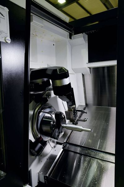 Le bras robot multi-rôles est parfaitement intégré au-dessus de la broche principale. (MSM)