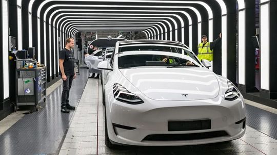 Jeder verneint! In der Tesla-Gigafabrik in Grünheide soll ein IG-Metall-Vertreter bei einer Sitzung illegale Aufzeichnungen des Verlaufs gemacht haben. Die Vorwürfe, die Tesla anführt, konnten von den Ermittlern nicht bestätigt werden, heißt es nun ...(Bild:  dpa)