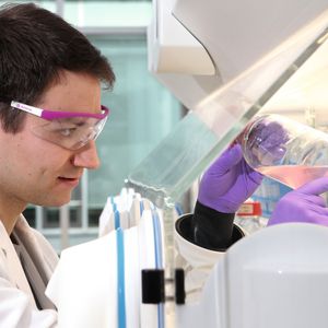 Sauerstoff ist Gift für die Synthesegas verwertenden Bakterien. Darum darf der Laborant nur über Gummihandschuhe eingreifen.