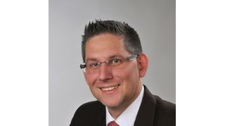 „Vielfach können die Anwender die volle Leistungsfähigkeit ihrer Anlagen nicht komplett ausschöpfen. Das liegt unter anderem daran, dass die OEE-Beratung reiner Beratungsunternehmen buchstäblich an der Maschinentür endet.“Fabian Prehn, Leiter Training & Consulting Fette Compacting (Bild: ChicoFoto Moelln)