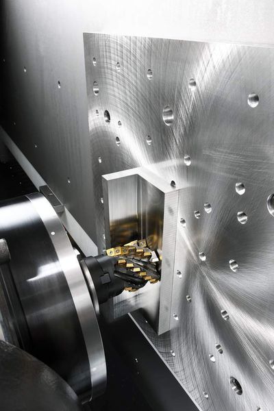 Bild 2: Durch den Ausgleich von Reibungskräften zu der Schnittkraft ist das Bearbeitungszentrum T4 in der Lage, tiefere Schnitte zu erzeugen und eine Zerspanleistung bis zu 500 cm³/min beim Schruppen zu erzielen.  Bild: Makino (Archiv: Vogel Business Media)