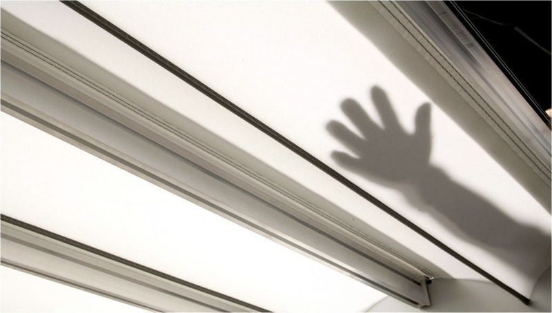 Bild 3: Durch das Polyurethangewebe kommt genügend Licht durch, um Maschinenbedienern bei Komplettabdeckung eine gute Sicht auf den Bearbeitungsbereich zu garantieren.  (Bild: PEI)