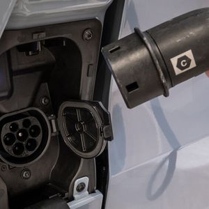 Die reicht vom Kabel für die Haushaltssteckdose bis zum DC-Anschluss für Schnelllader an der Autobahn.(Bild:  Renault)