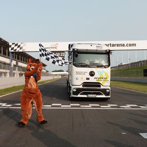 Mit einem batterie-elektrischen Fernverkehrs-Lkw samt Auflieger startete er am 4. Juni 2025 seinen Rekordversuch.(Bild:  © Daimler Truck AG)