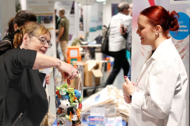 Immer beliebt: Die Plüsch-Mikroben, die auf den LAB-SUPPLY-Messen für eine Newsletter-Anmeldung verschenkt werden.   Mehr Infos zu den kommenden LAB-SUPPLY-Messen finden Sie auf www.lab-supply.info.  (LABORPRAXIS, C. Lüttmann)