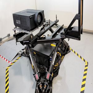 Prüfung eines kommerziellen Projektors unter Einbeziehung von Stratasys-3D-Druckbauteilen.