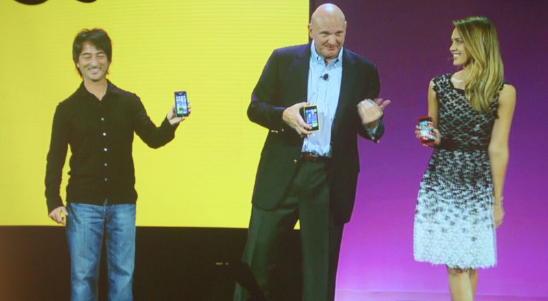 Joe Belfiore, Steve Ballmer und Jessica Alba (v.l.n.r.) zeigen ihre Windows 8 Phones. (IT-BUSINESS/Heidi Schuster)