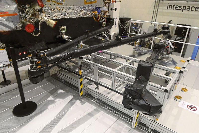 Der über 10 m lange Magboom lässt sich dank der Unterkonstruktion sicher ausfahren. So können letzte Tests vor dem Start ins All durchgeführt werden. (Bild: item Industrietechnik GmbH)