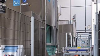 Vollautomatisierter Reinigungsprozess mit Shuttlesystem. (Bild: BvL Oberflächentechnik GmbH)