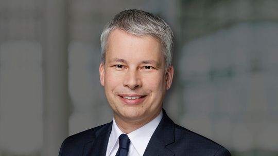 Schon kurz nach seiner Amtseinführung als Bundesverkehrsminister hat Steffen Bilger auch die Schirmherrschaft über die virtuelle Logistics Hall of Fame übernommen.(Bild:  BMV/Tobias Koch)