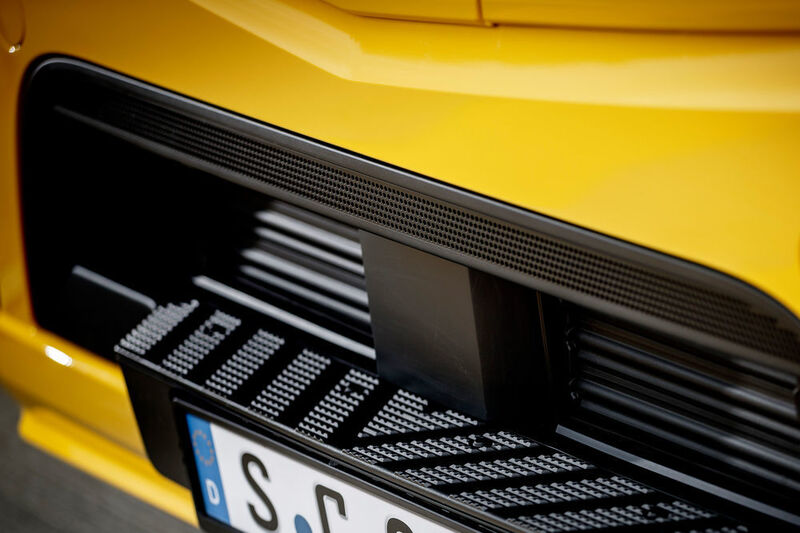 Die Radartechnik für den Nah- und Fernbereich ist im Frontend in Höhe der Tagfahrleuchten platziert. (Daimler)