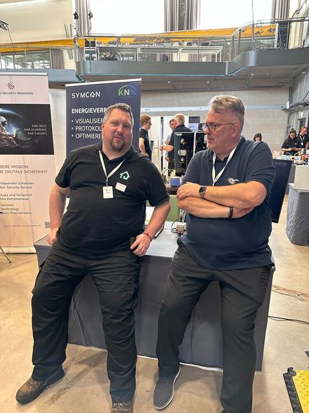 (l.) Pascal Piotrowski (Symcon) und Stefan Härtwig (ALLNET) scheinen ein ultra-spannendes Thema zu haben. (Bild: Vogel IT-Medien GmbH)