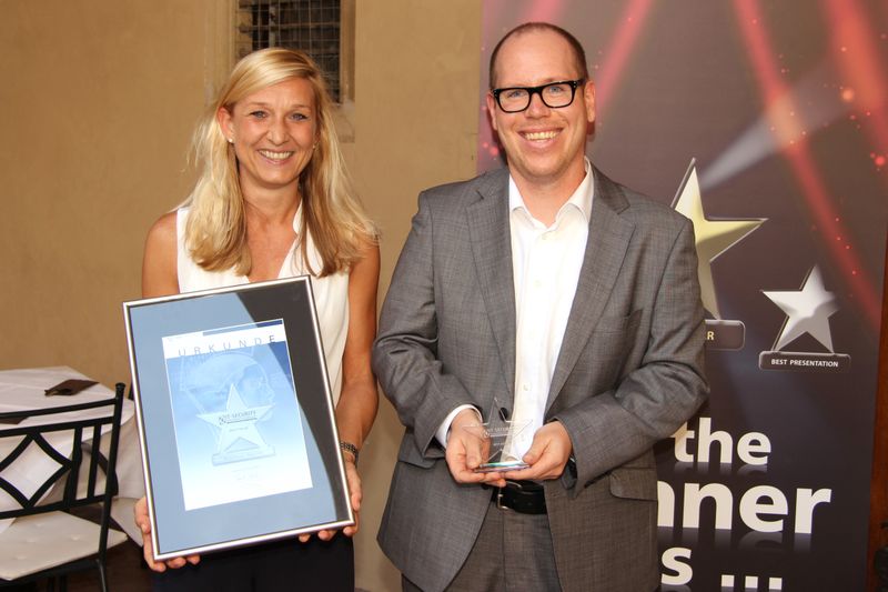 ‚Wie Sie schützen, was Sie nicht kennen‘ lautete der Vortrag von Bernd Hoeck, dataglobal, auf der »IT-SECURITY Management & Technology Conference 2014«. Für den Inhalt/Nutzwert  erhielt der Referent Bestnoten von seinem Publikum und somit den ‚Best Value‘ Award von Laudatorin Marlene Stelmach, Vogel IT-Akademie. Hier mit Sebastian Gottuck, dataglobal (stellvertretend für Herrn Hoeck) (Vogel IT-Akademie)