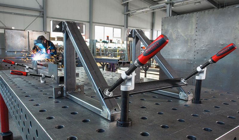 Egal in welcher Schräglage ein Schweißer arbeiten muss – mit den Spannwerkzeugen von Bessey hat man immer alles fest im Griff, wie der Hersteller betont. (Bild: Bessey)