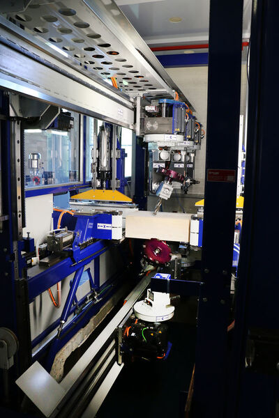 Das ist das Herzstück der Krüsi-MC15, die auf 28 Achsen per CNC Holz für den Bausektor in Form bringen kann. Gut sieht man die Bearbeitungsköpfe oben und unten am Werkstück. (NUM)