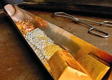 Cendres+Métaux SA beherrscht seit über 100 Jahren alle Kniffe im Umgang mit Edelmetallen wie Gold, Silber, Platin oder Titan – und braucht dafür auch eine Teilerichtmaschine.  (Cendres+Métaux)