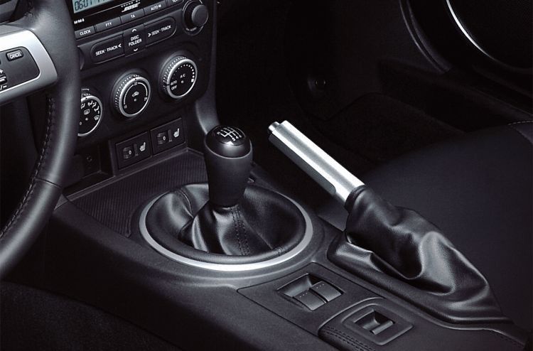 Puristisch: Die mechanische Handbremse sorgt auf Wunsch per Drift für Fahrspaß.  (Mazda)