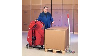 Das Umreifungssystem wird vor die Palette gerollt. Die Kettenlanze schiebt sich dann unter das Packgut, nimmt das Band mit und führt es dem Bediener wieder zu.  Bild: Ergopack (Archiv: Vogel Business Media)