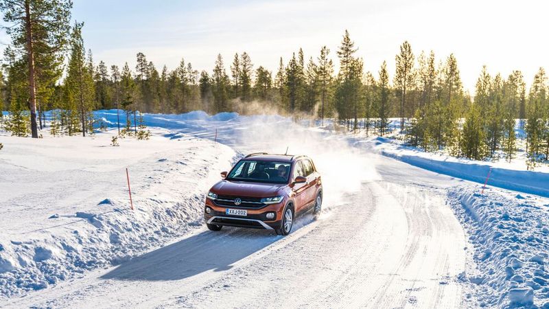 Moderne Ganzjahresreifen schlagen sich oft sehr gut auf Schnee – die Frage ist, wie oft solche Straßenbedingungen in Mitteleuropa vorkommen. (Bild: Konstantin Tschovikov)