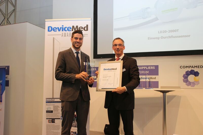 Als bestes Produkt unter vielen Einsendungen für die Kategorie OEM-Komponenten setzt sich der Einweg-Durchflusssensor von Sensirion durch. Trophäe und Urkunde nimmt Daniel Längle,Application Expert Medical Liquid Flow Sensors bei Sensirion, von Devicemed-Chefredakteur Peter Reinhardt entgegen. (Bild: Schäfer)