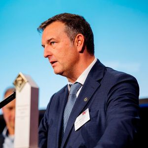 Angenehme Pflicht: Robert Frittrang, Geschäftsführer der BMW Fahrzeugtechnik GmbH, hält seine Dankesrede als Gesamtsieger.(Bild:  WZL/Martin Braun)