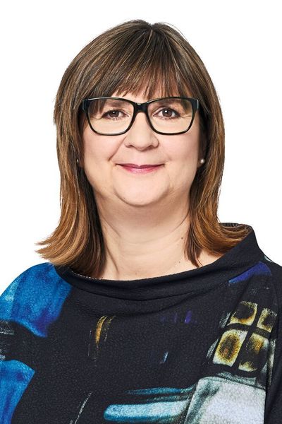 Christina Engel leitet ab dem 1. Juni die Qualitätssicherung der Marke Volkswagen PKW in Wolfsburg. Die 53-Jährige übernahm im Jahr 2018 als erste Frau im Volkswagen Konzern die Verantwortung für einen Standort. Die Diplom-Ingenieurin (Arbeitswissenschaften) begann ihre Berufslaufbahn 1992 bei Volkswagen Sachsen im Bereich Industrial Engineering. Nach weiteren verantwortlichen Funktionen bei Volkswagen wechselte sie 2001 zur Auto5000 GmbH und übernahm die Leitung Arbeits- und Fabrikorganisation. Ab 2009 verantwortete sie den Bereich Industrial Engineering bei der Volkswagen Group of America im Werk Chattanooga (USA). 2012 übernahm Christiane Engel bei Volkswagen Nutzfahrzeuge die Leitung der Arbeitsorganisation und Industrial Engineering. (VWN)